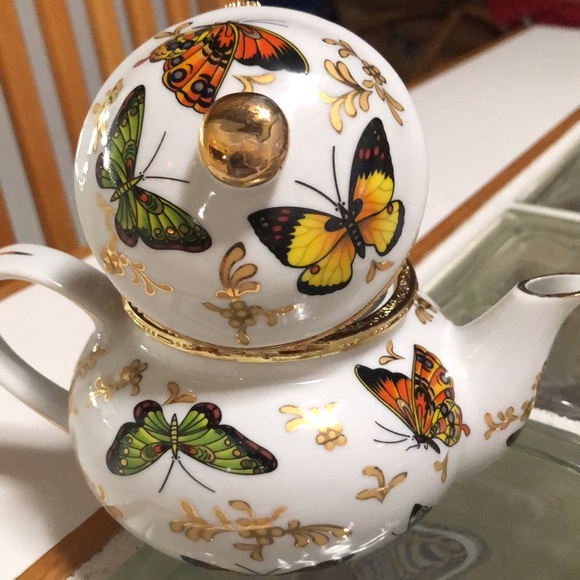 Beautiful “teapot”-really a “ catch all” for tea, bags, packets of sugar, etc. - Picture 3 of 7